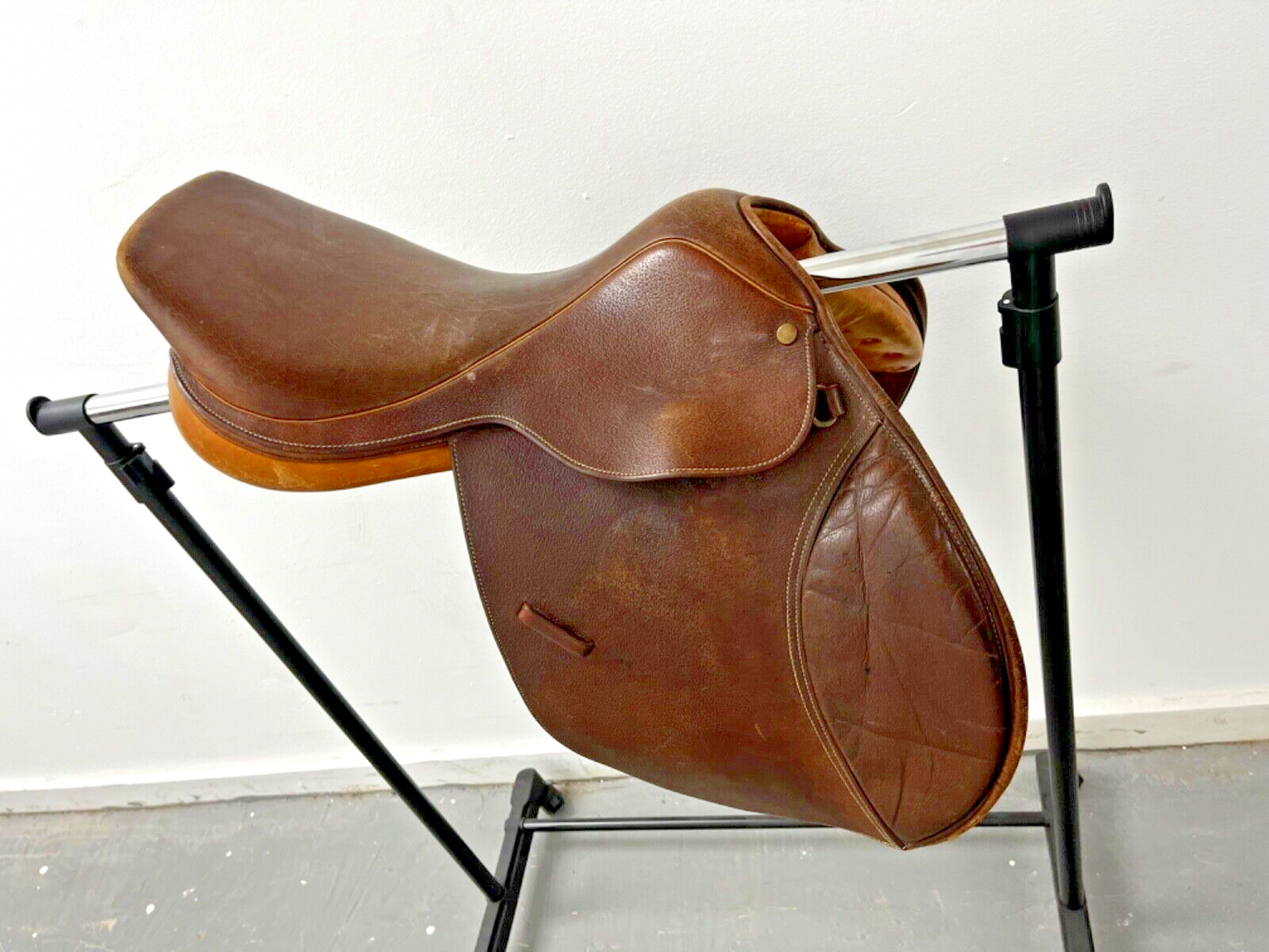 Circuit English Dover Saddle 16.5 Inch